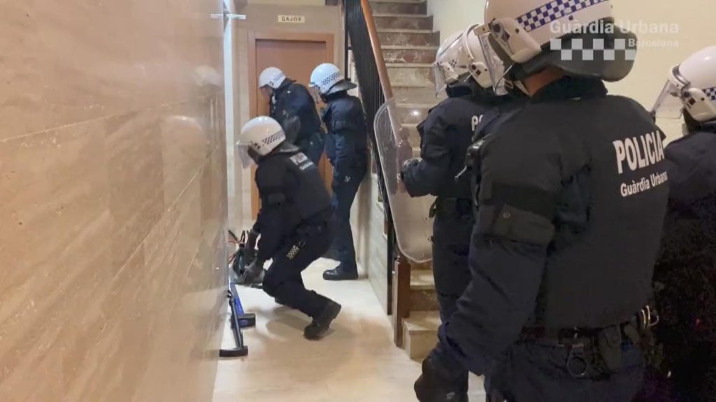 Desmantellada una xarxa de distribució de drogues a l'Eixample | VÍDEO | drogues, Guàrdia Urbana