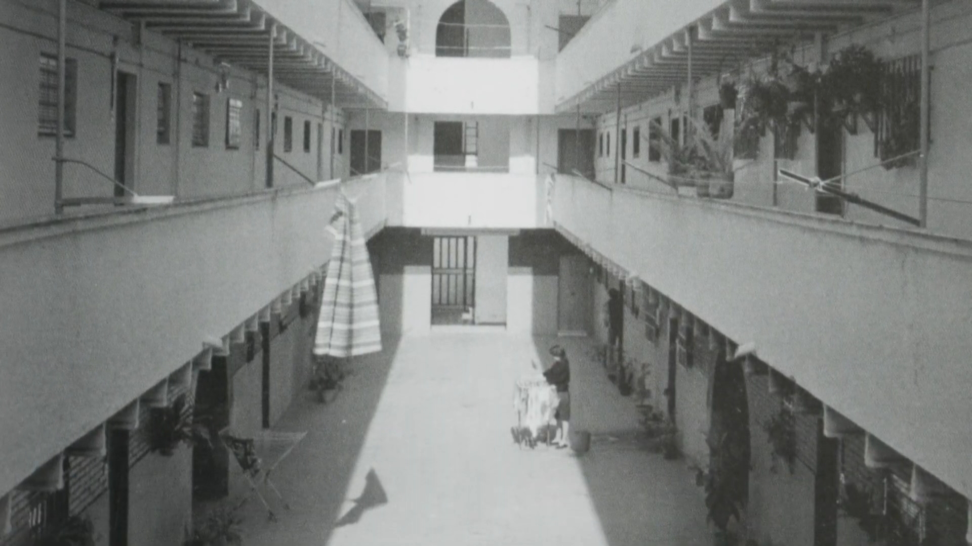 Un mural amb 3.000 fotos recupera la història de la via Trajana