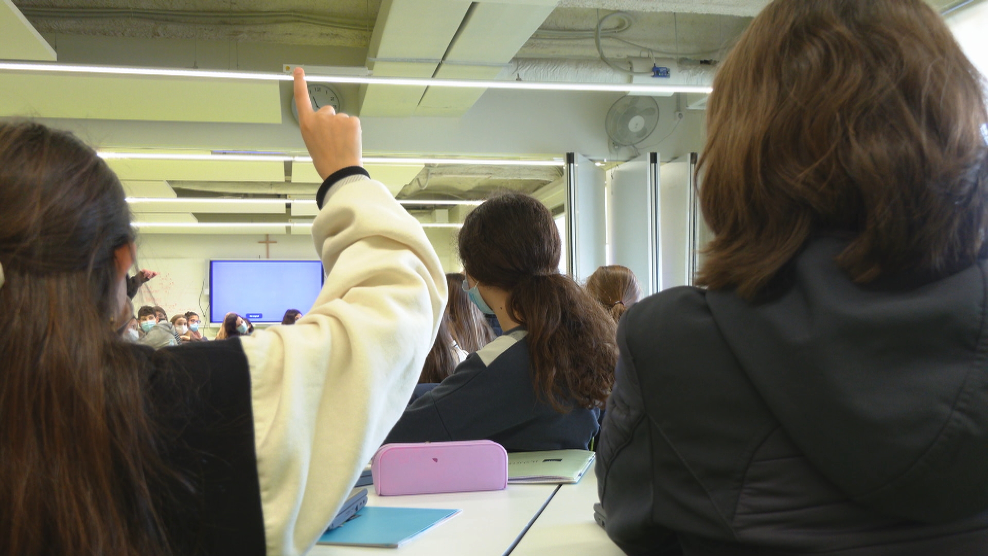 nens a classe amb mascareta escola concertada