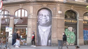 Murals amb el rostre de persones que han viscut al carrer visibilitzen la xacra del sensellarisme