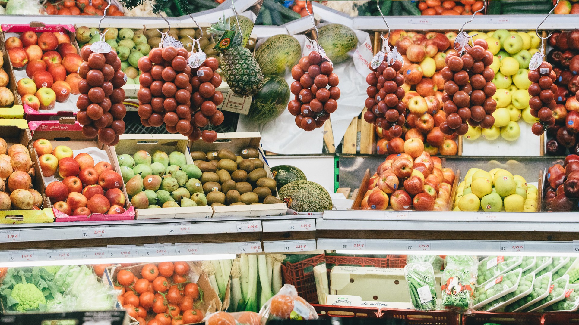 Les botigues d'alimentació i telefonia monopolitzen el Raval
