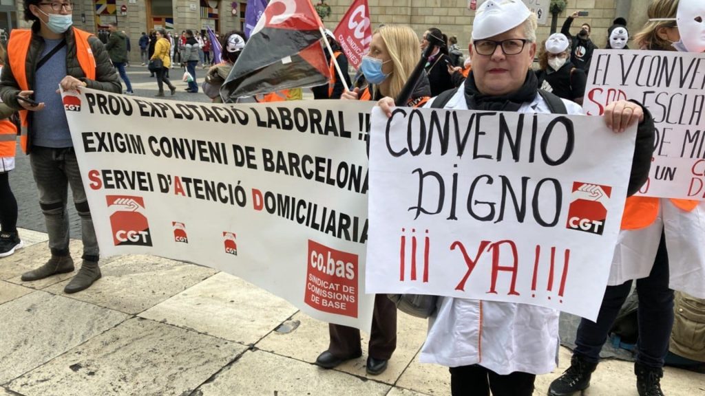 Protesta de les treballadores del Servei d'Atenció Domiciliària de Barcelona | Ajuntament de Barcelona, manifestacions a Barcelona, plaça de Sant Jaume, serveis socials
