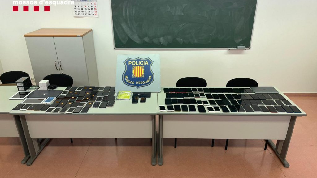 Tres detinguts per convertir un pis del Raval en un punt de venda de mòbils robats d'alta gamma | detencions, Mossos d'Esquadra, robatoris, telefonia mòbil