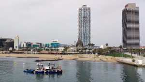 Treuen sorra del Port Olímpic per posar-la a la platja de la Barceloneta, afectada pels temporals