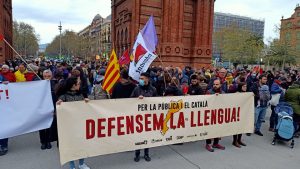 Unes 300 persones criden a la desobediència dels centres i defensen l’educació íntegrament en català