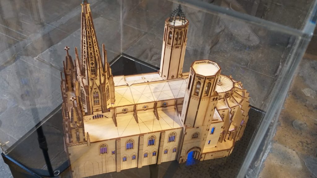 Una maqueta de fusta de la Catedral amb més de 300 peces: reclam de la botiga de records | Catedral de Barcelona