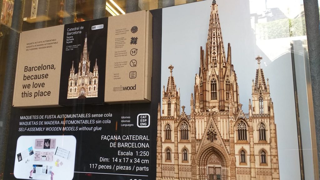 Una maqueta de fusta de la Catedral amb més de 300 peces: reclam de la botiga de records | Catedral de Barcelona