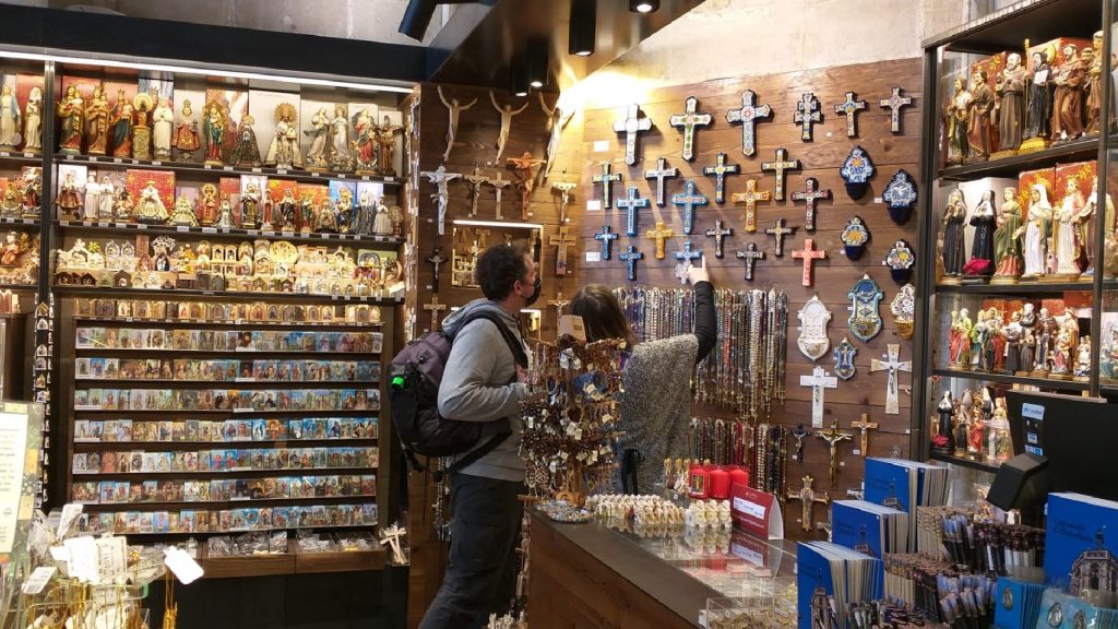 Les vendes en línia, el miracle que salva La Botiga de la Catedral: "No ens entrava ningú" | Catedral de Barcelona, covid