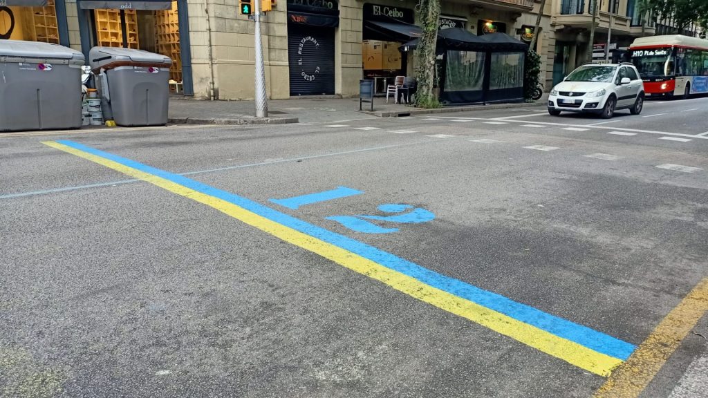 Una línia blava contínua a la calçada marca el recorregut de la Marató de Barcelona 2022 | marató, Marató de Barcelona