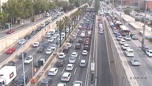 Més de 8 km de retencions i 17 línies de bus amb retards per un accident a la ronda de Dalt