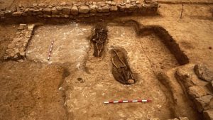 Descobreixen dos esquelets a Can Batlló de l’època romana en plenes obres de reurbanització