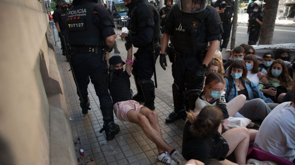 Els Mossos d'Esquadra treuen els manifestants