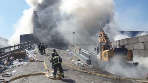 Una gran fumarada d’un incendi a la Zona Franca, visible a diversos punts de Barcelona