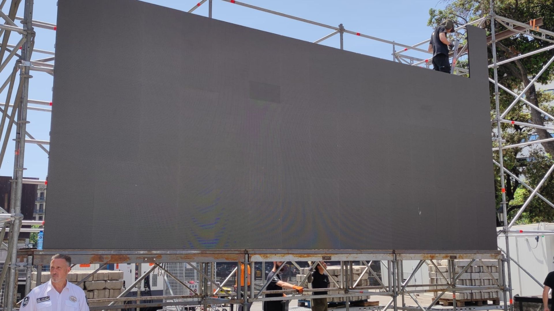 Operaris muntant la pantalla gegant