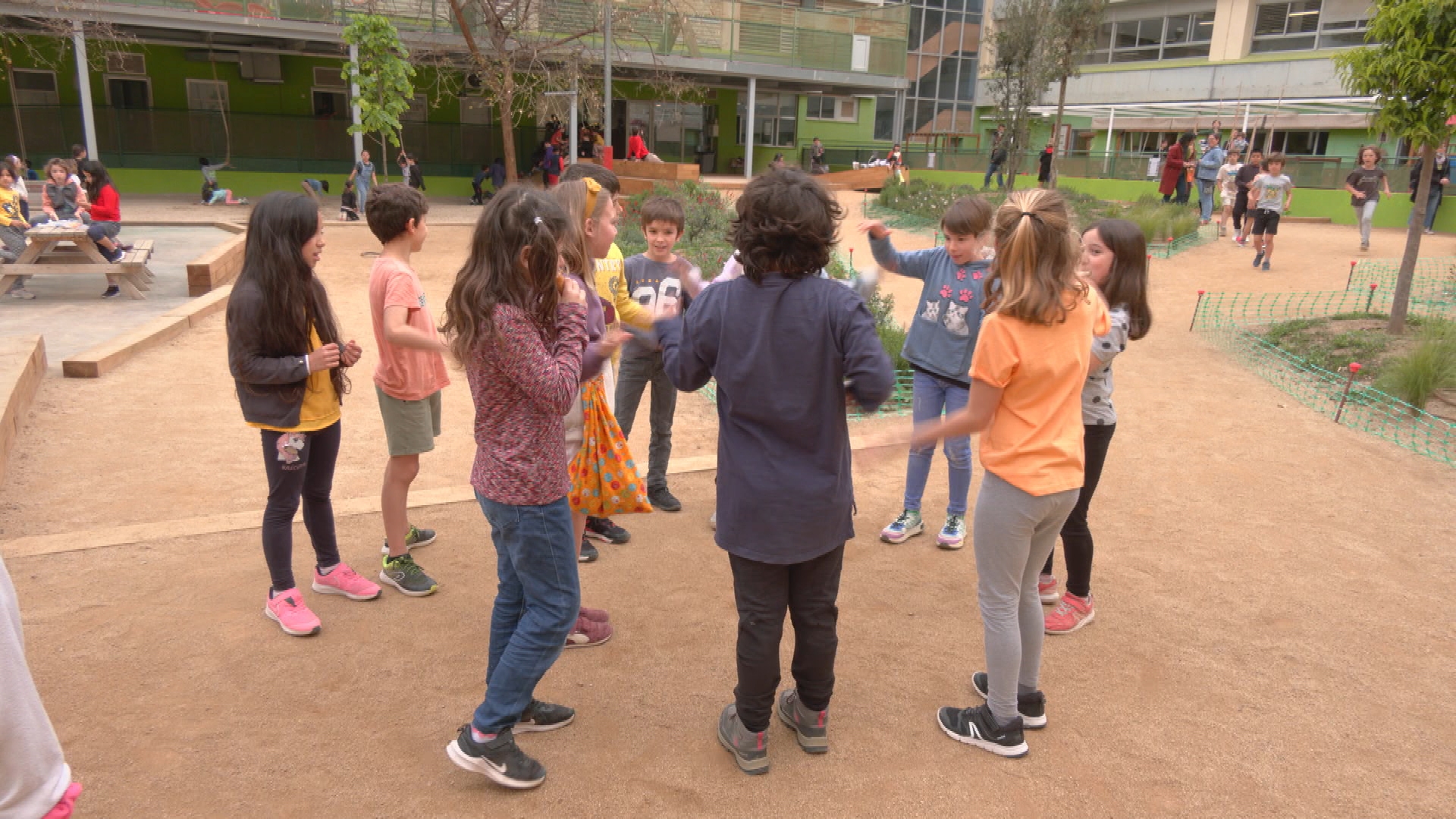 L'ACCCA, contra la tramitació exprés de la llei que blinda acústicament els patis d'escola | contaminació acústica, escoles, Parlament de Catalunya, queixes veïnals, soroll