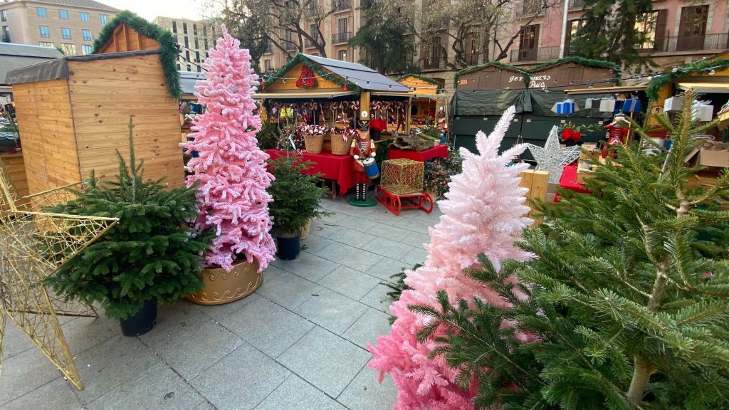 Una fira de Nadal en plena primavera a Barcelona: Netflix, de rodatge davant la Catedral | Catedral de Barcelona, pel·lícules