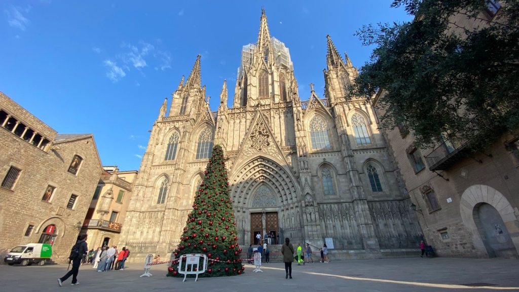 Una fira de Nadal en plena primavera a Barcelona: Netflix, de rodatge davant la Catedral | Catedral de Barcelona, pel·lícules