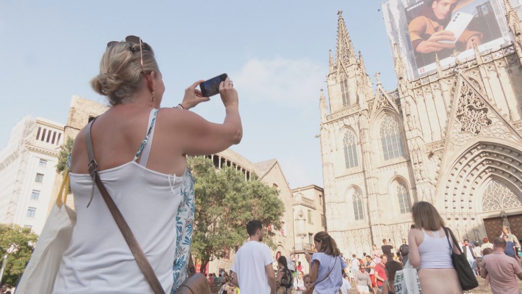 Ruta per la Barcelona massificada, de nou: veïns del Gòtic tornen a evitar els indrets icònics | carrers, Catedral de Barcelona, la Rambla, Mercat de la Boqueria, plaça Reial, queixes veïnals