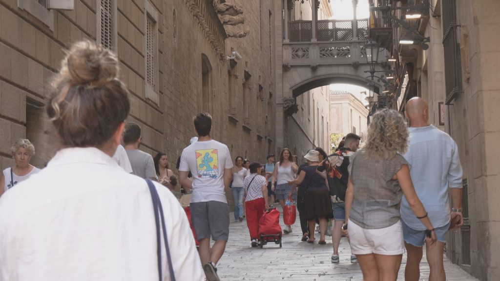 Ruta per la Barcelona massificada, de nou: veïns del Gòtic tornen a evitar els indrets icònics | carrers, Catedral de Barcelona, la Rambla, Mercat de la Boqueria, plaça Reial, queixes veïnals