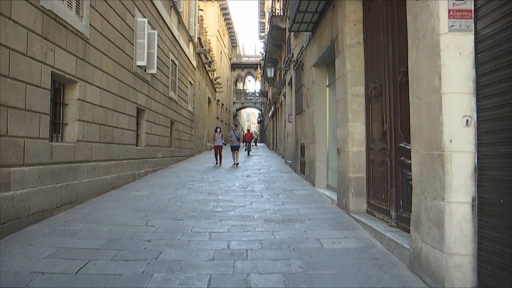 Ruta per la Barcelona massificada, de nou: veïns del Gòtic tornen a evitar els indrets icònics | carrers, Catedral de Barcelona, la Rambla, Mercat de la Boqueria, plaça Reial, queixes veïnals