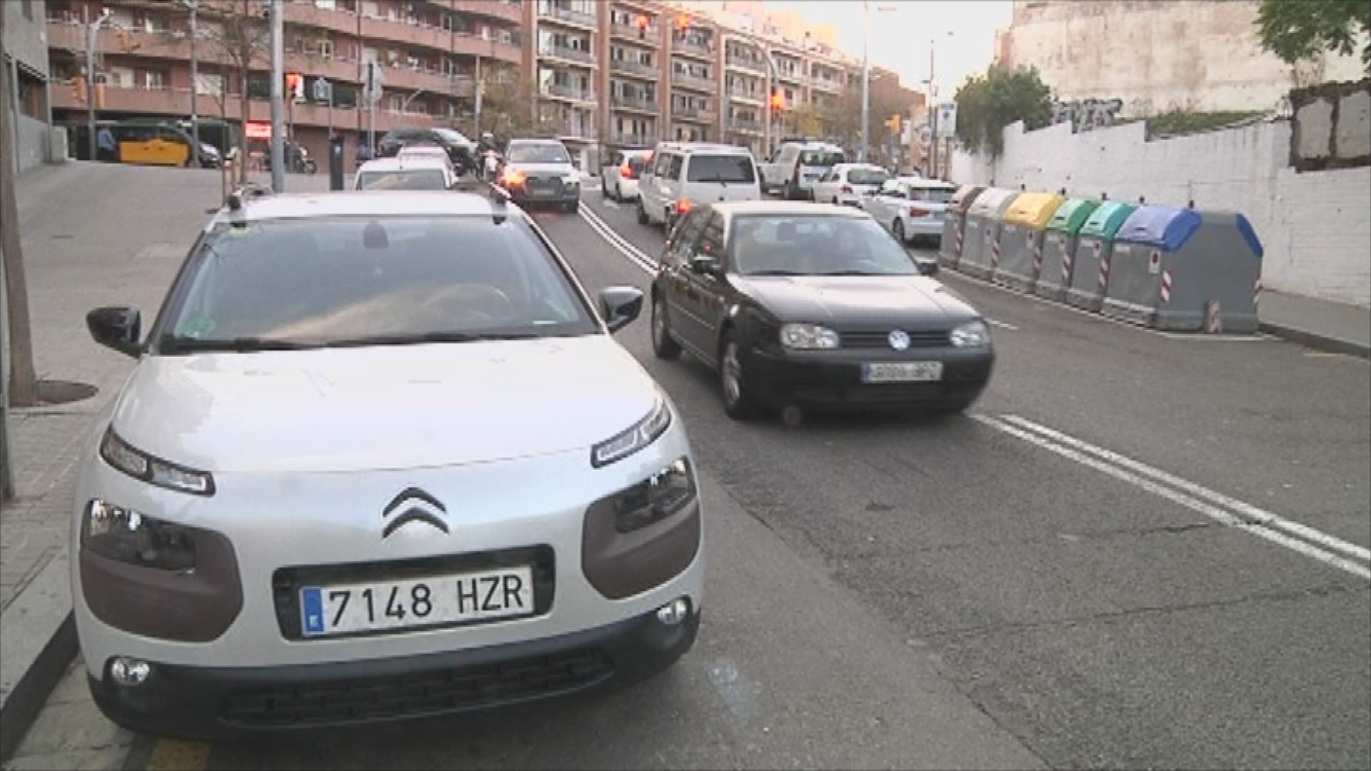 vehicles aparcats al carrer Tajo d'Horta