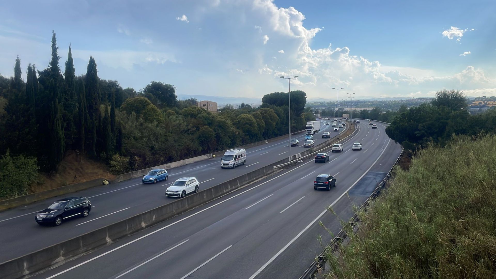 L'operació sortida d'agost s'inicia amb pluja però sense grans complicacions | estiu, operació sortida, Servei Català de Trànsit (SCT), trànsit