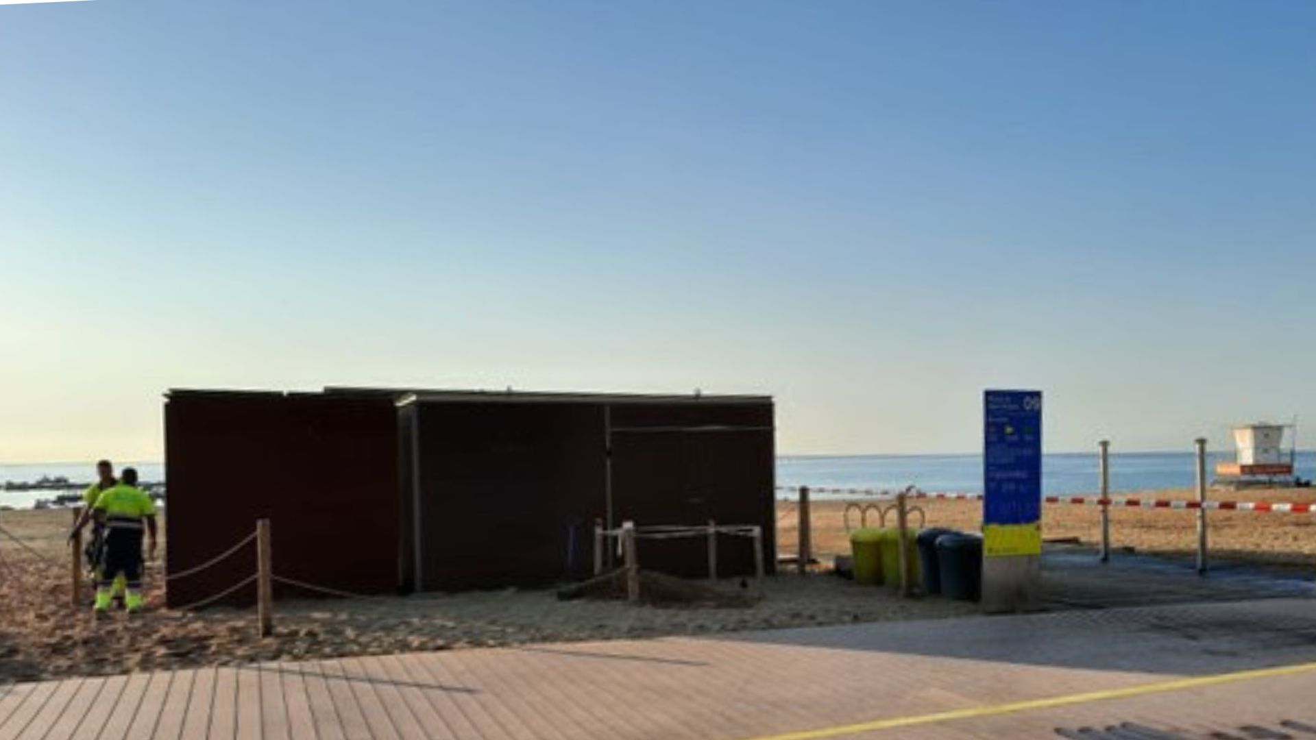 La platja de Sant Miquel estrena un canviador inclusiu per a banyistes amb discapacitat | discapacitats, platges