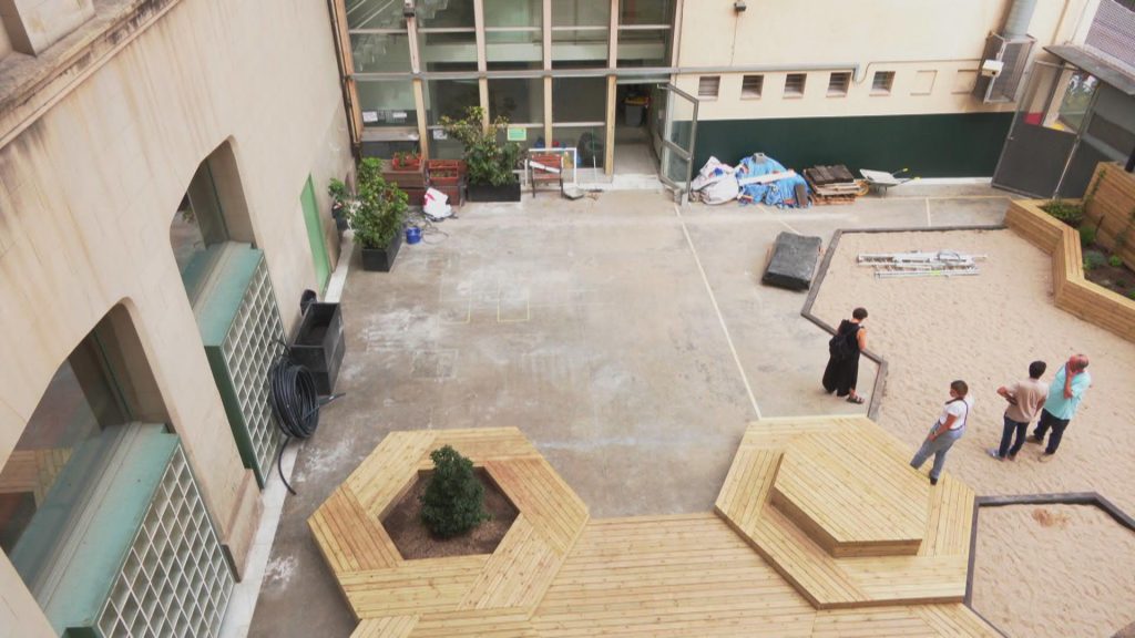 S'ultimen les obres en escoles i instituts de Barcelona poc abans de l'inici del curs 2022-23 | escola, obres