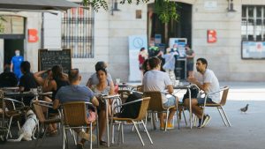 700 comerços i restaurants de Gràcia, sota la lupa per garantir que s’hi atén en català