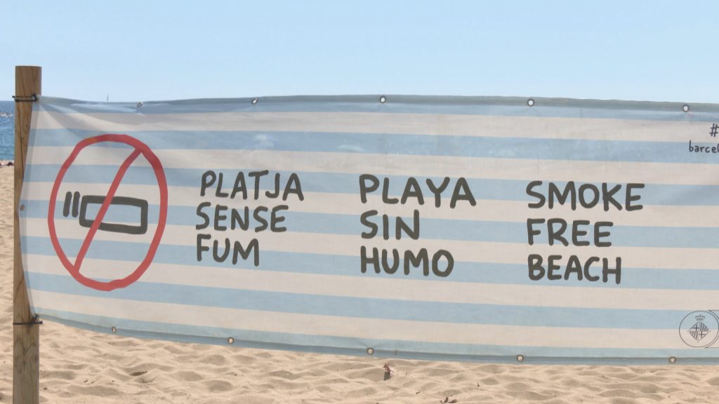 Un mes després de la prohibició de fumar a les platges: encara queden fumadors, però són pocs | platges, tabac