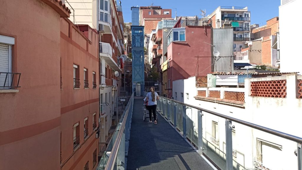 La passarel·la que fa la guitza a veïns de les Roquetes: "Fa 20 anys que no tenim intimitat" | queixes veïnals