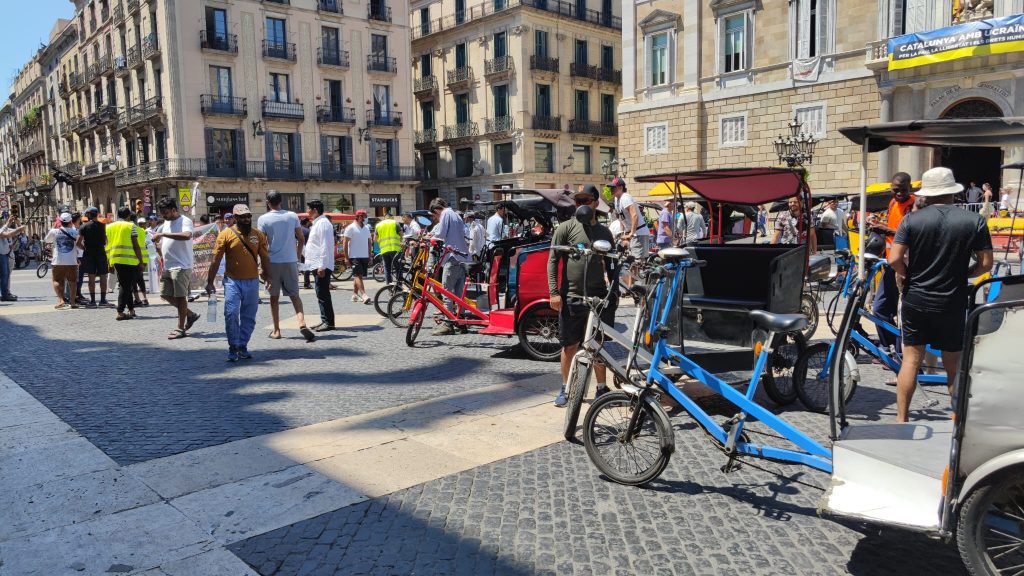 Els bicitaxis protesten contra la prohibició de circular per Barcelona a partir del 2023 | empresa, manifestacions a Barcelona, protestes