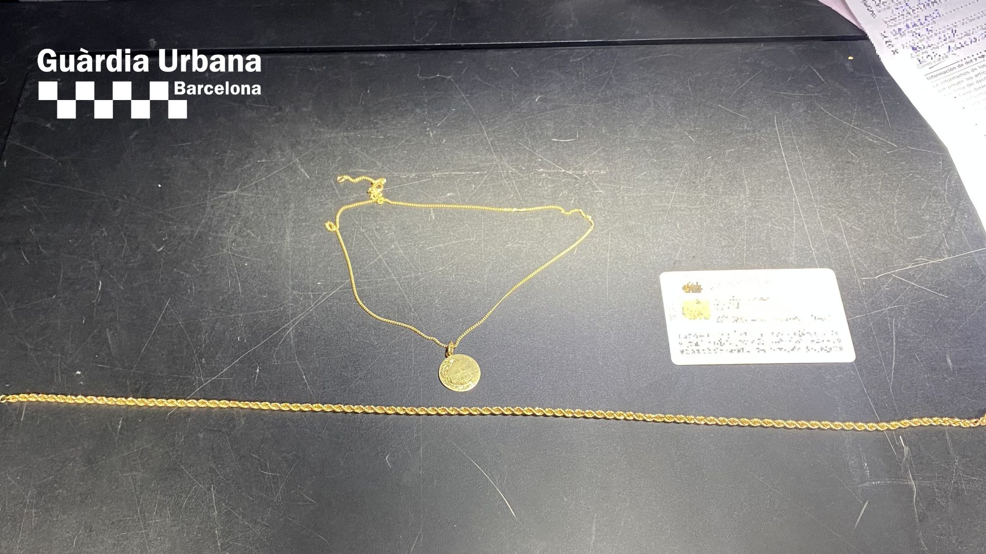 Un home roba d'una estrebada dues cadenes d'or a un turista al Raval i agents de paisà les recuperen | furts, Guàrdia Urbana, robatoris