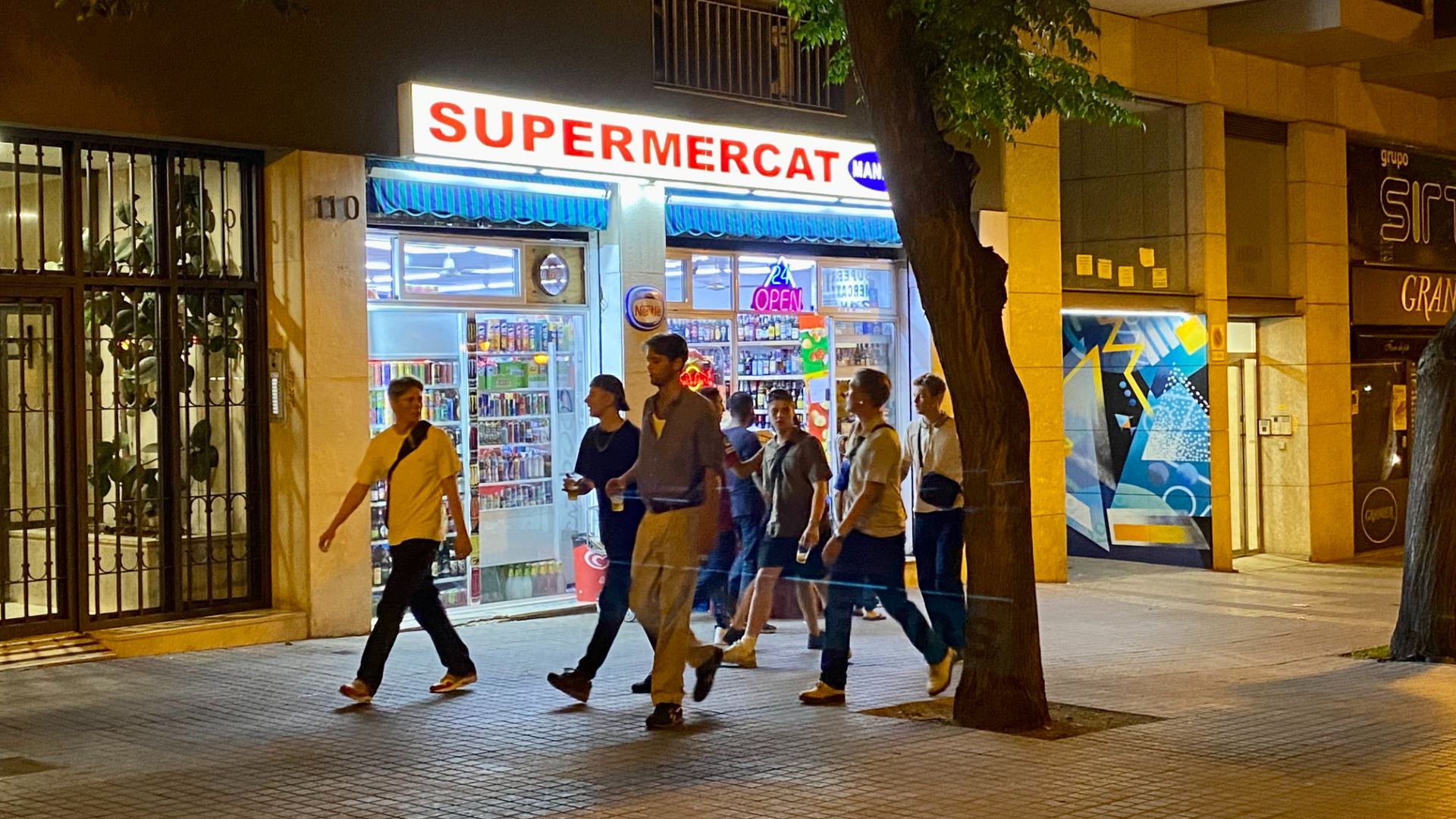 ERC demana que els supermercats 24 h del Poblenou tanquin tota la nit durant la festa major | ERC, Festa Major del Poblenou