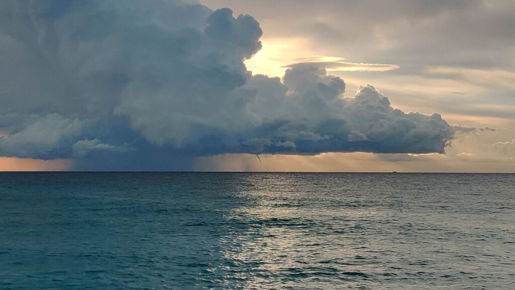 Festival de nuvolades i mànegues marines davant de Barcelona | meteorologia, tempesta