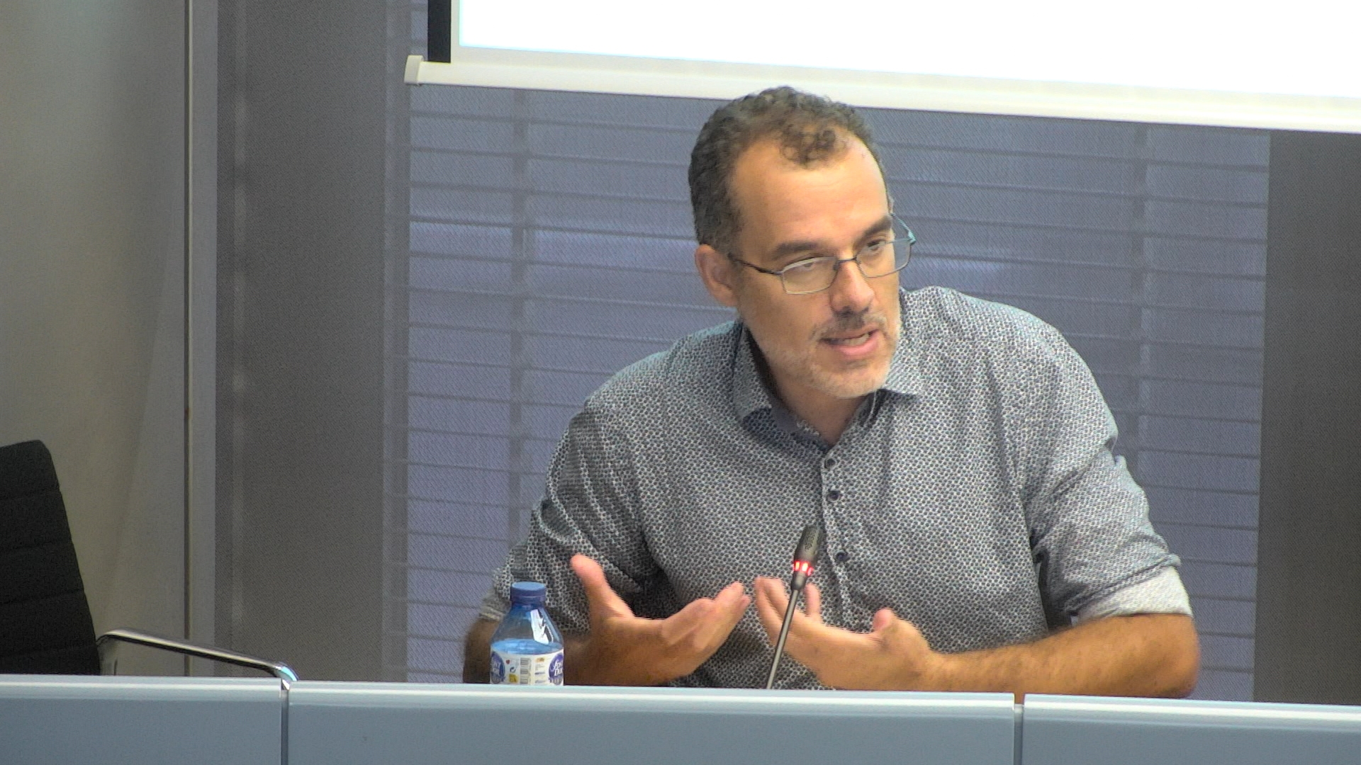 Esbroncada al regidor de Ciutat Vella pel pati de l'Escola Baixeras