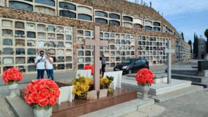 Degoteig de visitants als cementiris de Barcelona durant el pont de Tots Sants