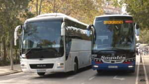Els autocars turístics hauran de pagar prop del doble al dia per aparcar en zones tensionades