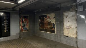 Malmeten els cartells dels anys 60 de l’L5 del metro de Barcelona poques hores després d’aparèixer