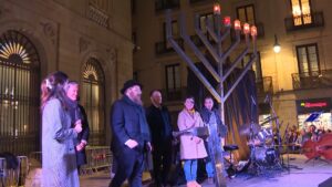 La festa de la Hanukkà reuneix la comunitat jueva a la plaça de Sant Jaume