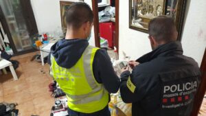 Desmantellat un narcopís al carrer de Sant Pau, al Raval, amb sis detinguts