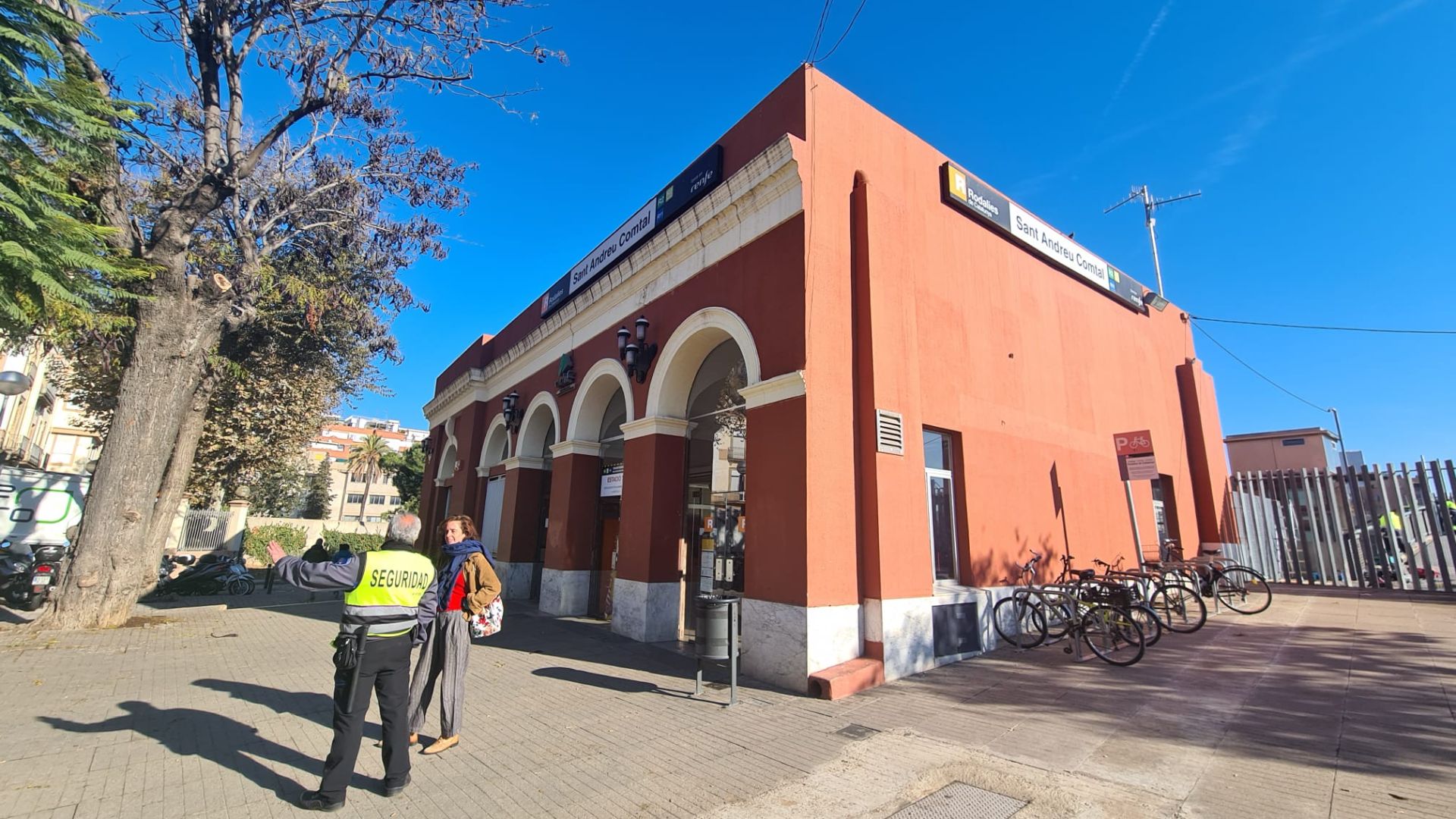 Primer laborable sense trens a l'estació de Sant Andreu