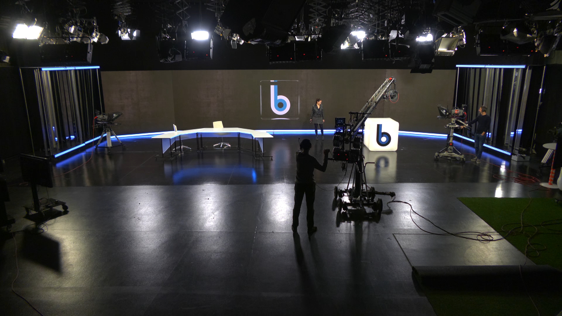 El 'bàsics', d'estrena: plató nou, macropantalla i disseny gràfic renovat | betevé, periodisme, televisió, xarxes socials