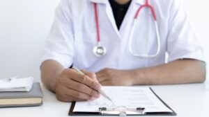 Els metges de família demanen reduir la medicació de la gent gran per millorar la qualitat de vida