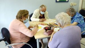 Els familiars reclamen que la mascareta no sigui obligatòria per als usuaris de les residències