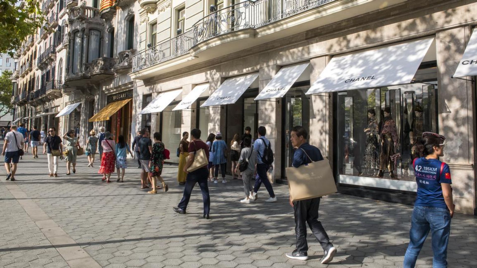 El nombre de locals comercials actius en planta baixa a Barcelona creix un 5 % des del 2022 | Ajuntament de Barcelona, botigues, eixos comercials