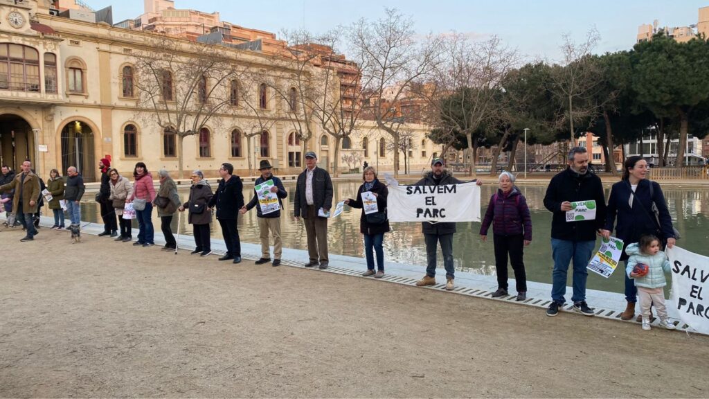 Protesta per la ubicació provisional del Mercat de l'Estrella al llac dels Jardins del Baix Guinardó | mercats, obres, queixes veïnals