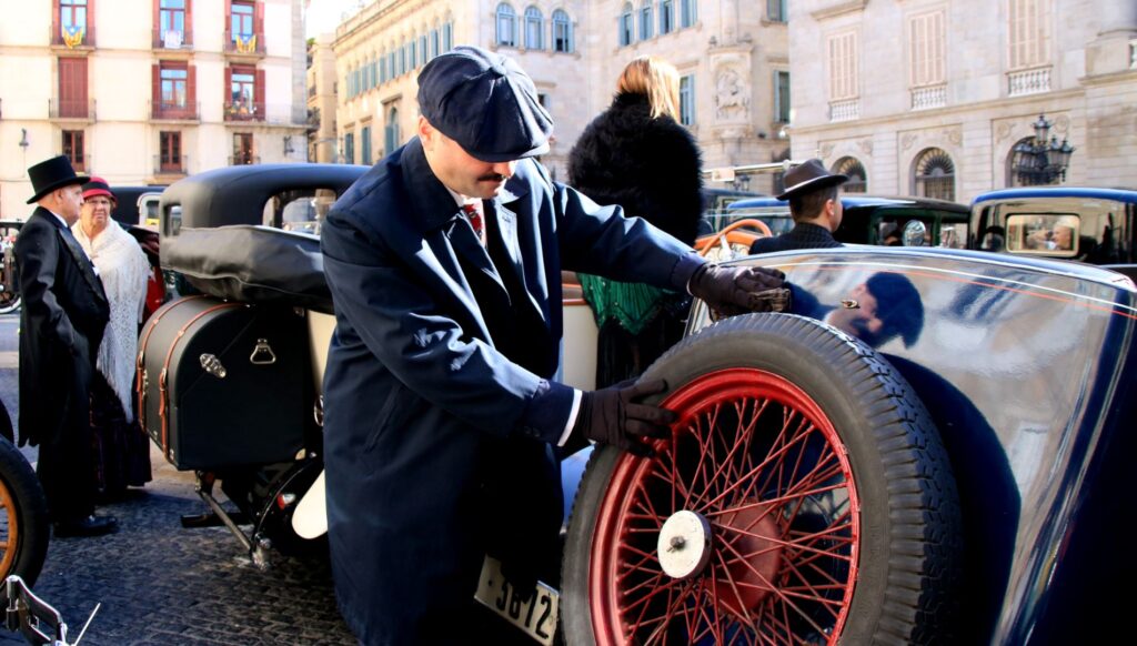 La 65a edició del Ral·li Barcelona-Sitges torna a passejar 77 "peces de museu" | cotxe, plaça de Sant Jaume