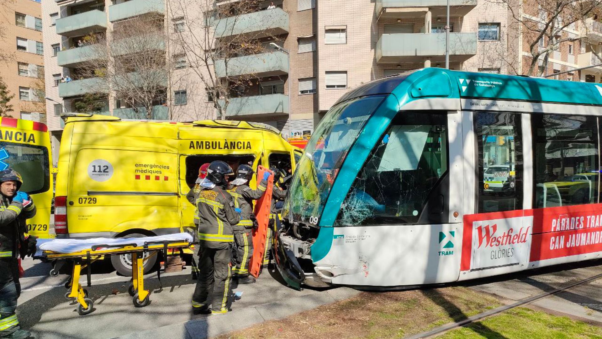 Accident a la Diagonal un tramvia envesteix una ambulància