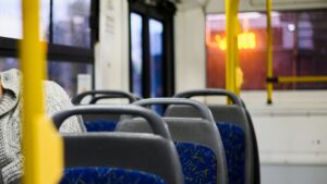 Conductora de bus nocturn: “Veia tres homes forts al fons i no baixaven, em sentia indefensa”